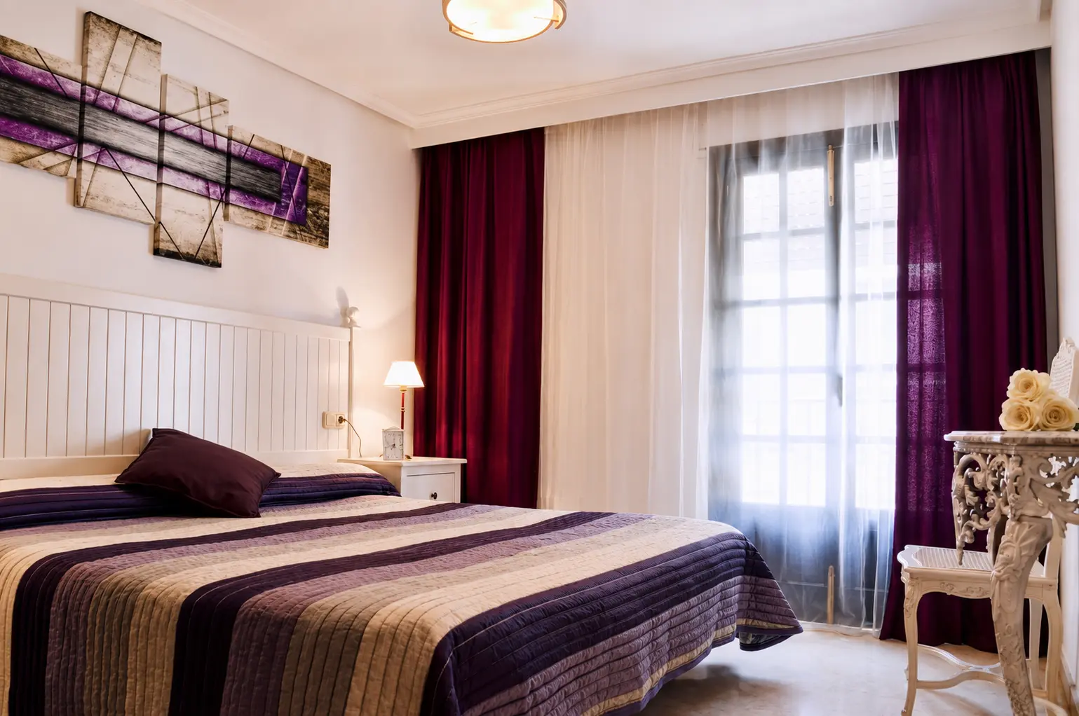 Dormitorio principal — Cama doble grande, baño privado, armarios y lámpara de lectura.